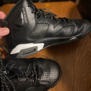 Air Jordan Retro 6 size 7Y black